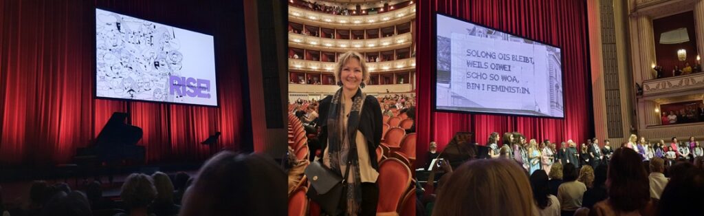 RISE! 2000 Frauen haben gemeinsam mit zahlreichen Küstler*innen den Weltfrauentag 2026 in der Wieder Staatsoper gefeiert, unsere Generalsekretärin Ursula Oberhollenzer war mittendrin!