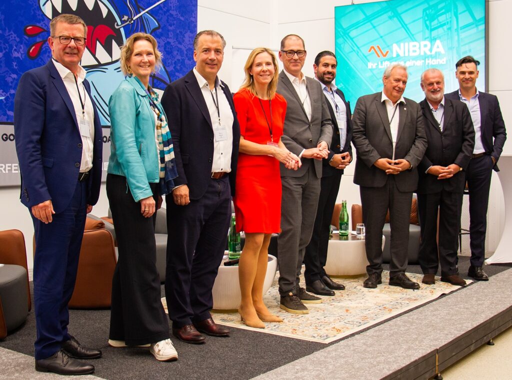 Die Auftaktveranstaltung der NIBRA Zukunftsgespräche widmete sich am 29. September 2026 in der Vienna Grand Gallery dem Thema „Green Building im Wohnbau: Neubau, Sanierung, Leistbarkeit und Betrieb im Zusammenspiel“. Den Anspruch des Formats fasste Initiator Nikolaus Brada so zusammen: „Menschen zusammenzubringen, Gespräche zu führen, Erfahrungen auszutauschen und gemeinsam in die Zukunft zu schauen.“